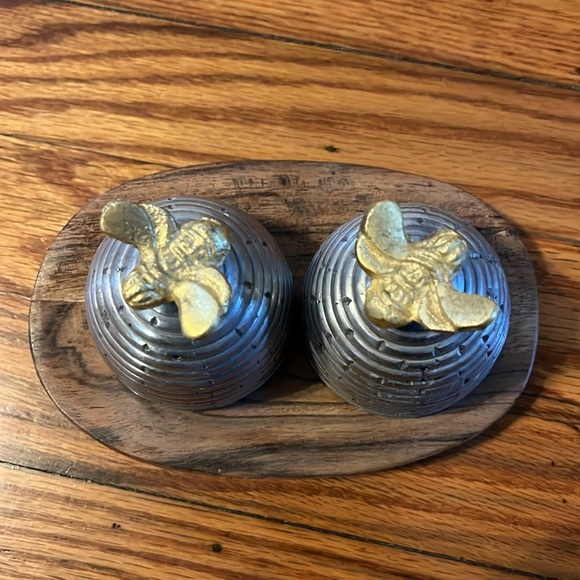 NWOT Beehive Salt & Pepper Shakers With Wooden Tray - Picture 2 of 5